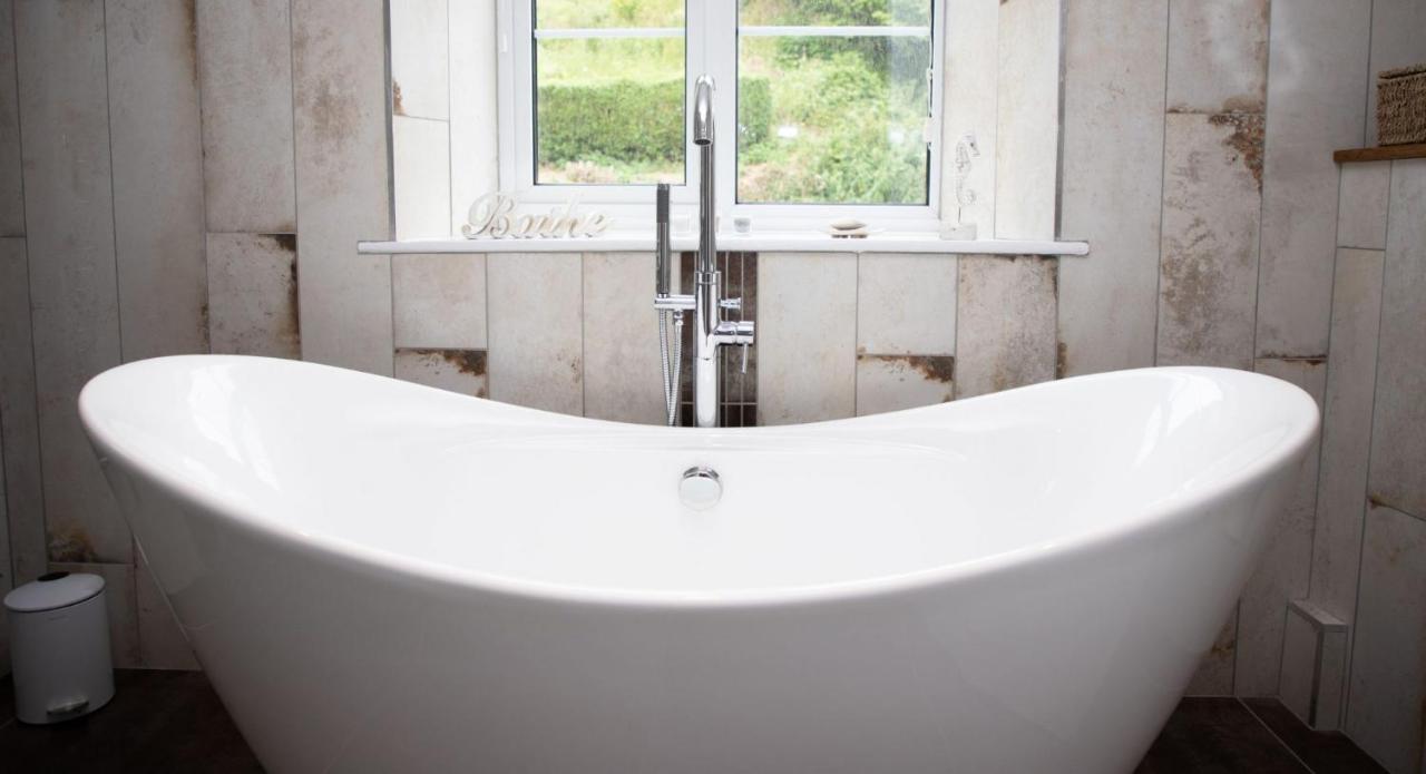 A Superb Bijou Retreat With Jacuzzi Near An Excellent Village Pub Yelverton Buitenkant foto